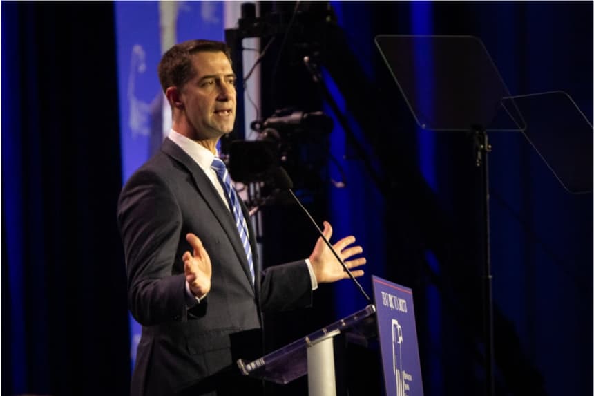 El senador Tom Cotton (R-Ark.) habla en una reunión del Consejo Judío Republicano en Las Vegas, Nevada, el 5 de septiembre de 2024. (John Fredricks/The Epoch Times)