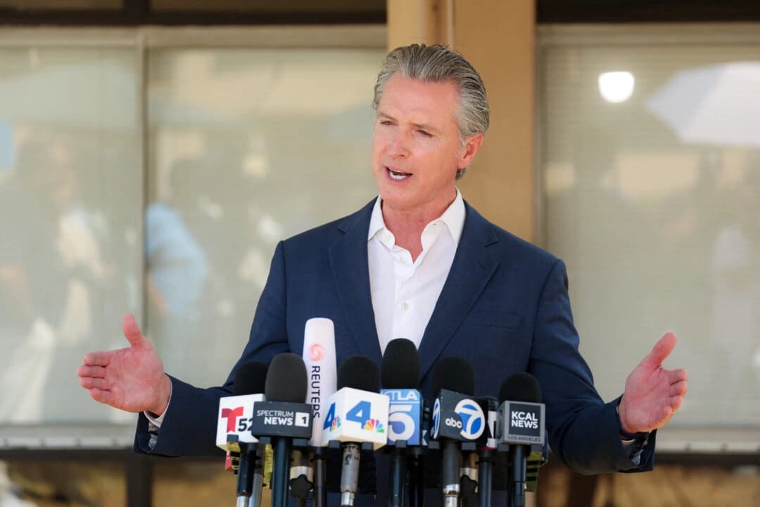 El gobernador de California, Gavin Newsom, ofrece una rueda de prensa en la iglesia Downey Memorial Christian Church de Downey, California, el 16 de julio de 2025. (Patrick T. Fallon/AFP vía Getty Images)