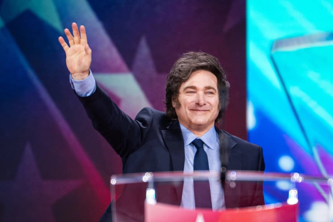El presidente argentino Javier Milei llega para dar un discurso durante la conferencia anual CPAC en el Gaylord National Resort & Convention Center en Oxon Hill, Maryland, el 22 de febrero de 2025. (Madalina Vasiliu/The Epoch Times)