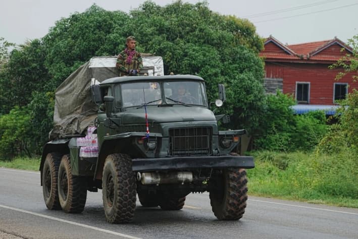 Un vehículo militar camboyano transporta un lanzacohetes en la provincia de Oddar Meanchey, Camboya, el 26 de julio de 2025. (Heng Sinith /AP Photo)