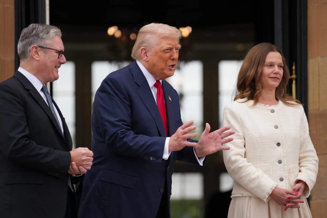 El presidente Donald Trump habla con los medios de comunicación mientras saluda al primer ministro británico Keir Starmer y a su esposa, Victoria Starmer, en el club de golf Trump Turnberry, en Turnberry, Escocia, el 28 de julio de 2025. (Andrew Harnik/Getty Images)
