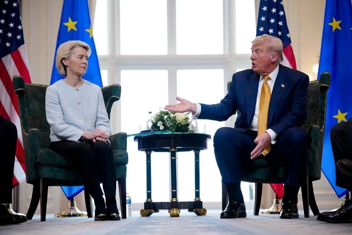 El presidente de Estados Unidos, Donald Trump, se reúne con la presidenta de la Comisión Europea, Ursula von der Leyen, en el club de golf Trump Turnberry de Escocia, el 27 de julio de 2025. (Andrew Harnik/Getty Images)