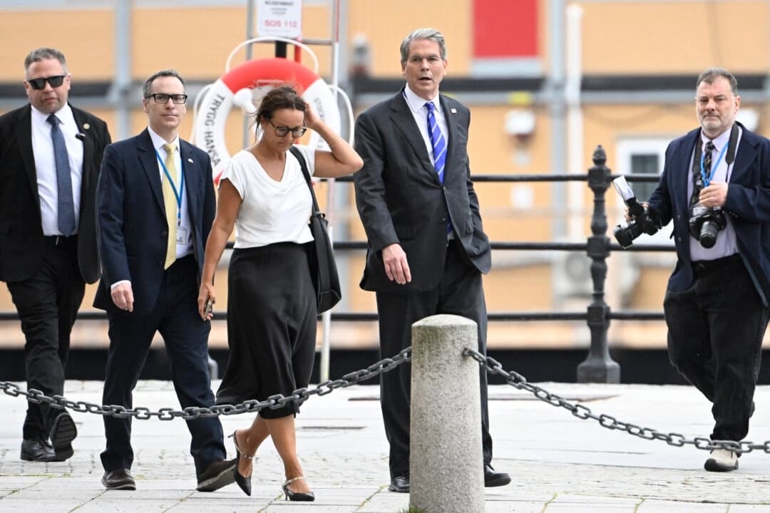 El secretario del Tesoro de Estados Unidos, Scott Bessent (segundo por la derecha), camina fuera de Rosenbad antes de las conversaciones comerciales entre Estados Unidos y China en Estocolmo, Suecia, el 29 de julio de 2025. (Fredrik Sandberg/TT News Agency vía AP)