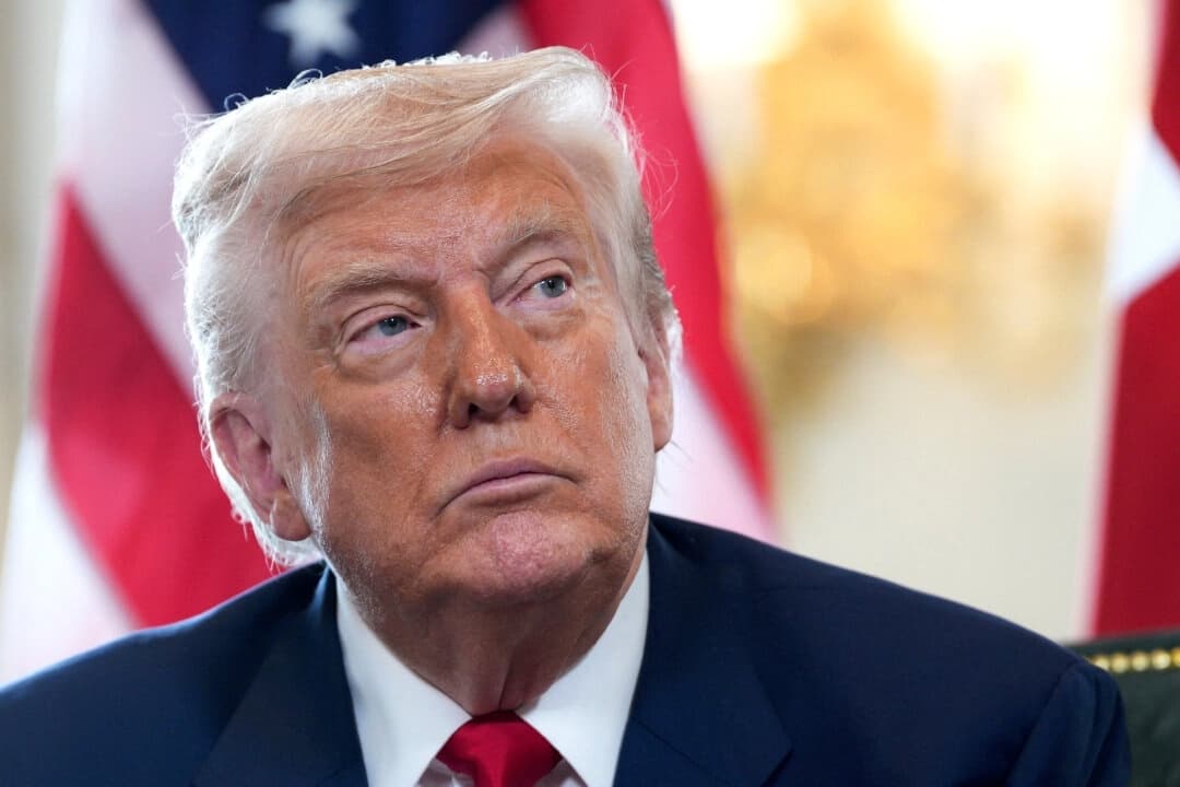 El presidente Donald Trump observa durante la reunión bilateral celebrada en el campo de golf Trump Turnberry, en Turnberry, al suroeste de Escocia, el 28 de julio de 2025. (Christopher Furlong/AFP)