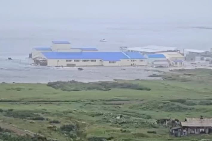 Una poderosa ola arrasa un edificio ubicado cerca de la costa, luego de que un fuerte terremoto azotara la península de Kamchatka, en Severo-Kurilsk, región de Sakhalin, Rusia, el 30 de julio de 2025. (Captura de pantalla obtenida de un video de redes sociales/Reuters)