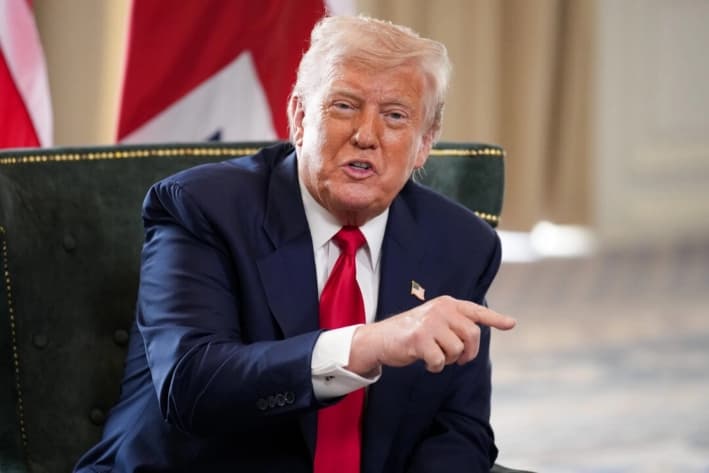 El presidente Donald Trump hace un gesto durante su reunión con el primer ministro británico, Keir Starmer, para conversaciones bilaterales en el club de golf Trump Turnberry, en Turnberry, Escocia, el 28 de julio de 2025. (Andrew Harnik/Getty Images)