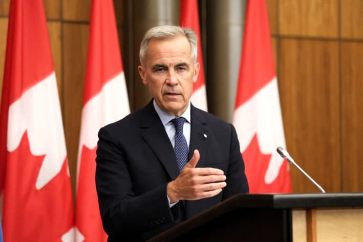 El primer ministro canadiense, Mark Carney, habla durante una conferencia de prensa tras una reunión de gabinete para abordar las negociaciones comerciales con Estados Unidos y la situación en Medio Oriente, en el Teatro Nacional de Prensa de Ottawa, el 30 de julio de 2025. (Dave Chan/AFP vía Getty Images)