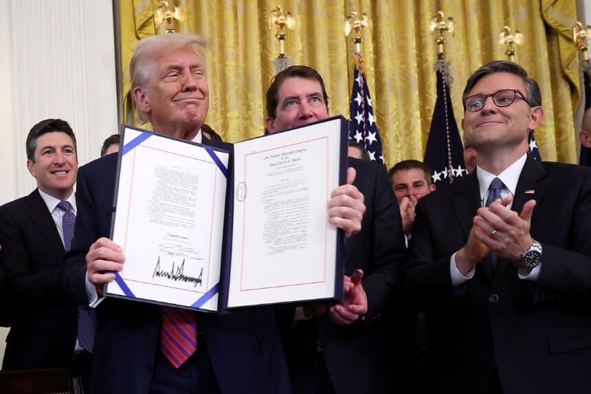 El presidente Trump sostiene la "Ley GENIUS" junto al presidente de la Cámara de Representantes, Mike Johnson (republicano), tras firmar el proyecto de ley en el Salón Este de la Casa Blanca el 18 de julio de 2025. (Win McNamee/Getty Images).