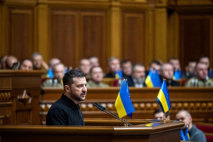 El presidente ucraniano, Volodímir Zelenski, se dirige a los legisladores durante una sesión del parlamento en Kiev, Ucrania, el 16 de octubre de 2024. (Reuters/Andrii Nesterenko)