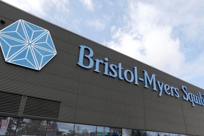 Logotipo de la compañía biofarmacéutica global Bristol-Myers Squibb en su edificio de Le Passage, cerca de Agen, Francia, el 29 de marzo de 2018. (Regis Duvignau/Reuters)