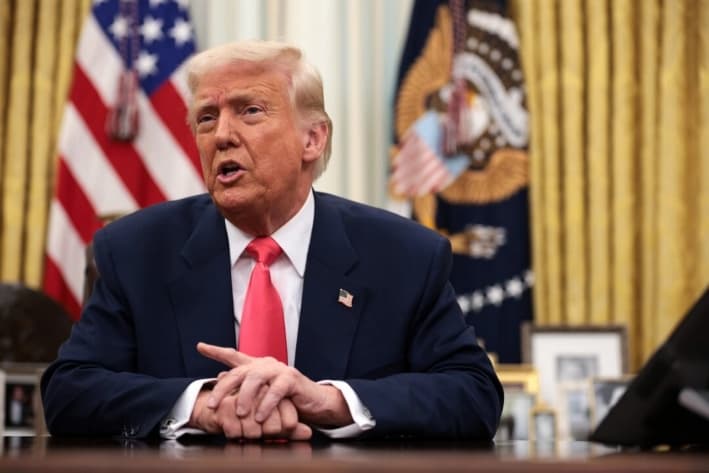 El presidente Donald Trump habla antes de firmar órdenes ejecutivas en la Oficina Oval de la Casa Blanca, en Washington, el 6 de marzo de 2025. (Alex Wong/Getty Images)