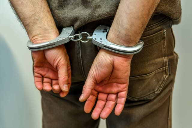 Un hombre esposado en una foto de archivo. (IPhilippe Huguen/AFP/Getty Images)