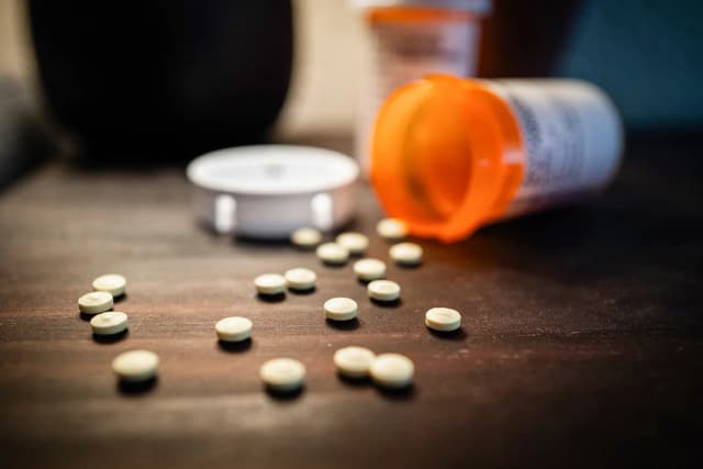 Analgésicos sobre una mesa en las afueras de Los Ángeles el 4 de junio de 2025. Alexander Neville murió de una sobredosis de fentanilo tras tomar lo que creía que era OxyContin, comprado a un vendedor en Snapchat. John Fredricks/The Epoch Times