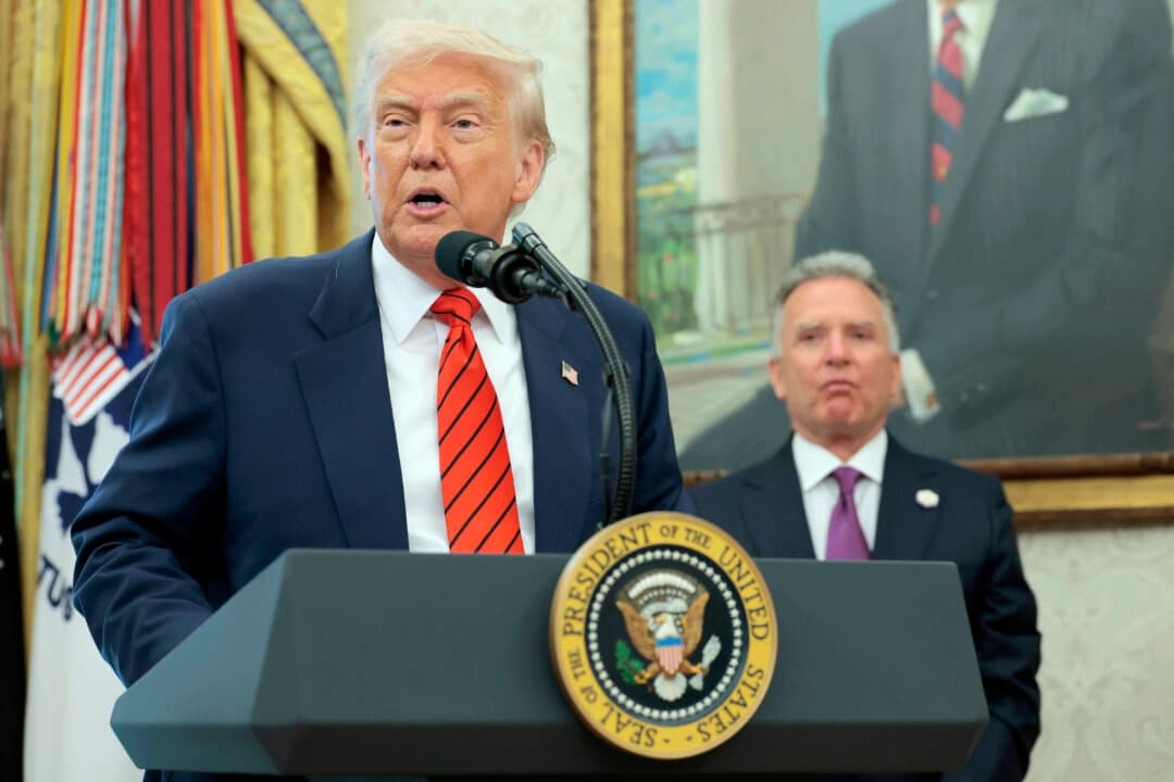 El presidente Donald Trump habla durante la ceremonia de juramento del enviado especial a Oriente Medio, Steve Witkoff, en el Despacho Oval de la Casa Blanca en Washington, el 6 de mayo de 2025. (Anna Moneymaker/Getty Images)
