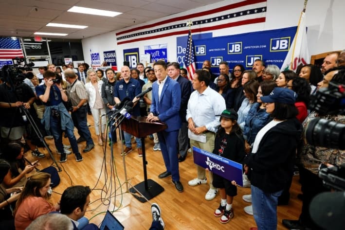 El representante estatal de Texas, Gene Wu, habla ante legisladores demócratas de Texas durante una conferencia de prensa con el gobernador de Illinois, J.B. Pritzker, tras abandonar su estado para negar a los republicanos el quórum necesario para redefinir los 38 distritos electorales del estado, en Carol Stream, Illinois, el 3 de agosto de 2025. (Kamil Krzaczynski/Reuters)