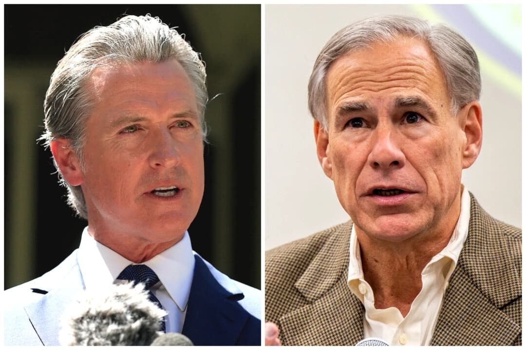 (Izquierda) El gobernador de California, Gavin Newsom, habla durante una rueda de prensa en Sacramento, California, el 25 de julio de 2025. (Derecha) El gobernador de Texas, Greg Abbott, habla en una rueda de prensa en Beaumont, Texas, el 17 de octubre de 2022. (Justin Sullivan, Brandon Bell/Getty Images)