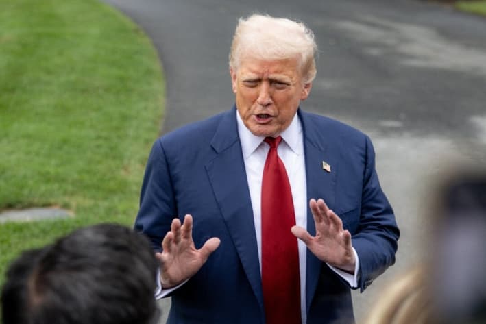 El presidente de Estados Unidos, Donald Trump, habla con los medios antes de abordar el Marine One en el jardín sur de la Casa Blanca, en Washington, el 1 de agosto de 2025. (Mehmet Eser/Middle East Images/AFP vía Getty Images)