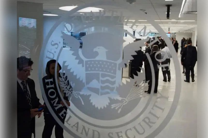El logotipo del Departamento de Seguridad Nacional se ve en las nuevas instalaciones ampliadas del Centro de Delitos Cibernéticos del ICE en Fairfax, Virginia, el 22 de julio de 2015. (PAUL J. RICHARDS/AFP vía Getty Images)