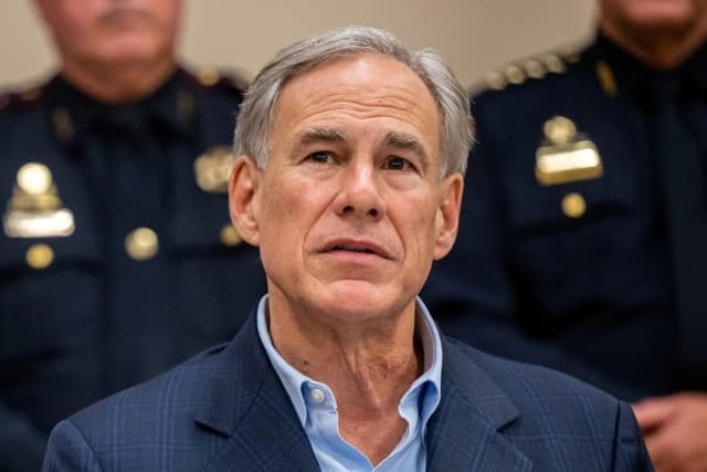 El gobernador de Texas, Greg Abbott, habla en una rueda de prensa en Houston, el 13 de septiembre de 2022. (Brandon Bell/Getty Images)