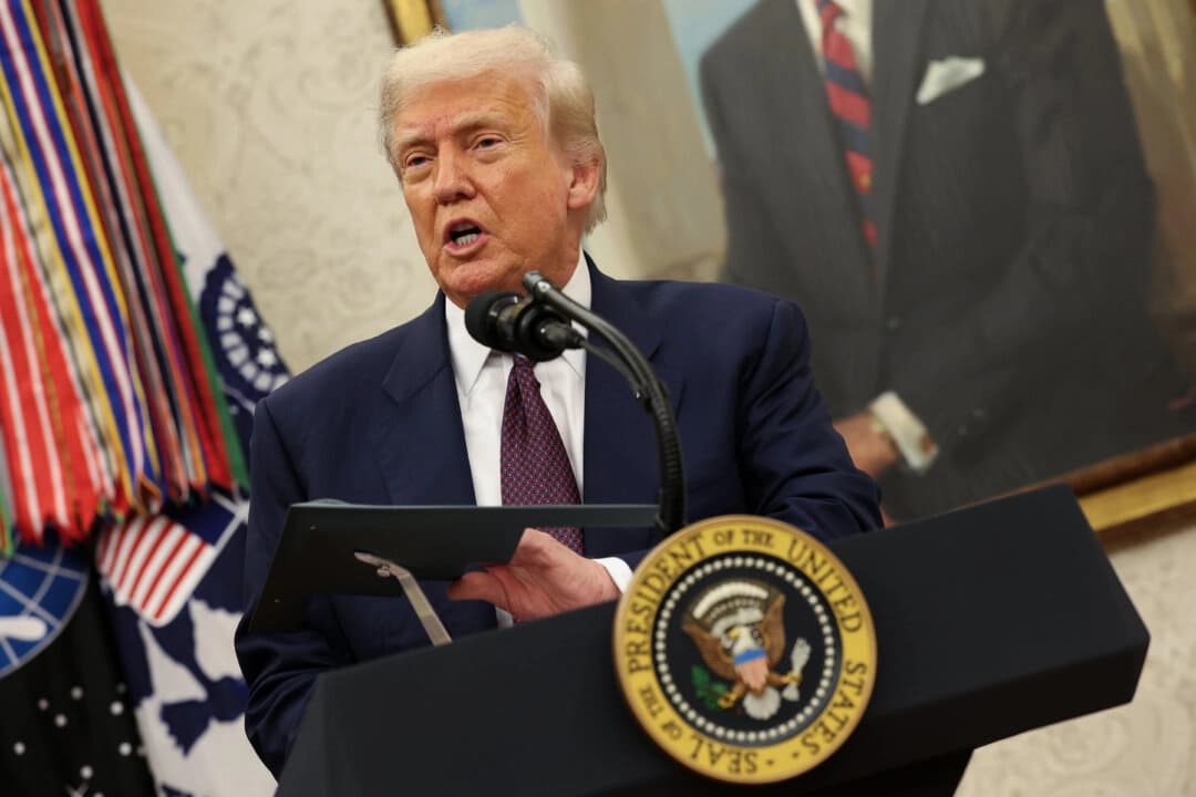 El presidente Donald Trump habla en el Despacho Oval el 6 de agosto de 2025. (Win McNamee/Getty Images)