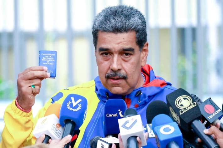 El presidente venezolano, Nicolás Maduro, habla durante una conferencia de prensa después de emitir su voto durante las elecciones presidenciales en la Escuela Ecológica Bolivariana Simón Rodríguez, en Fuerte Tiuna, Caracas, Venezuela, el 28 de julio de 2024. (Jesus Vargas/Getty Images)