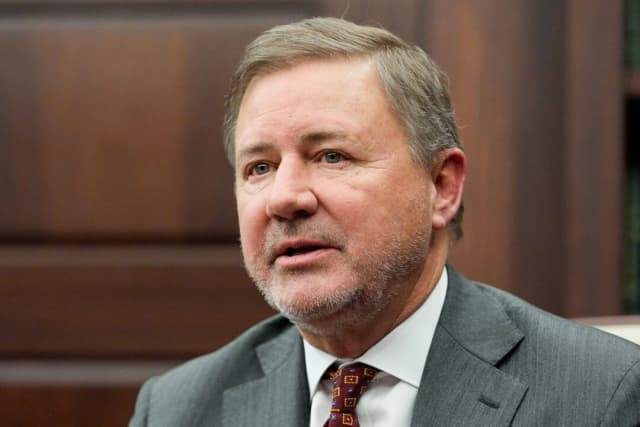 El fiscal general de Oklahoma, Gentner Drummond, durante una entrevista en la ciudad de Oklahoma el 1 de febrero de 2023. (Sue Ogrocki/AP Photo)