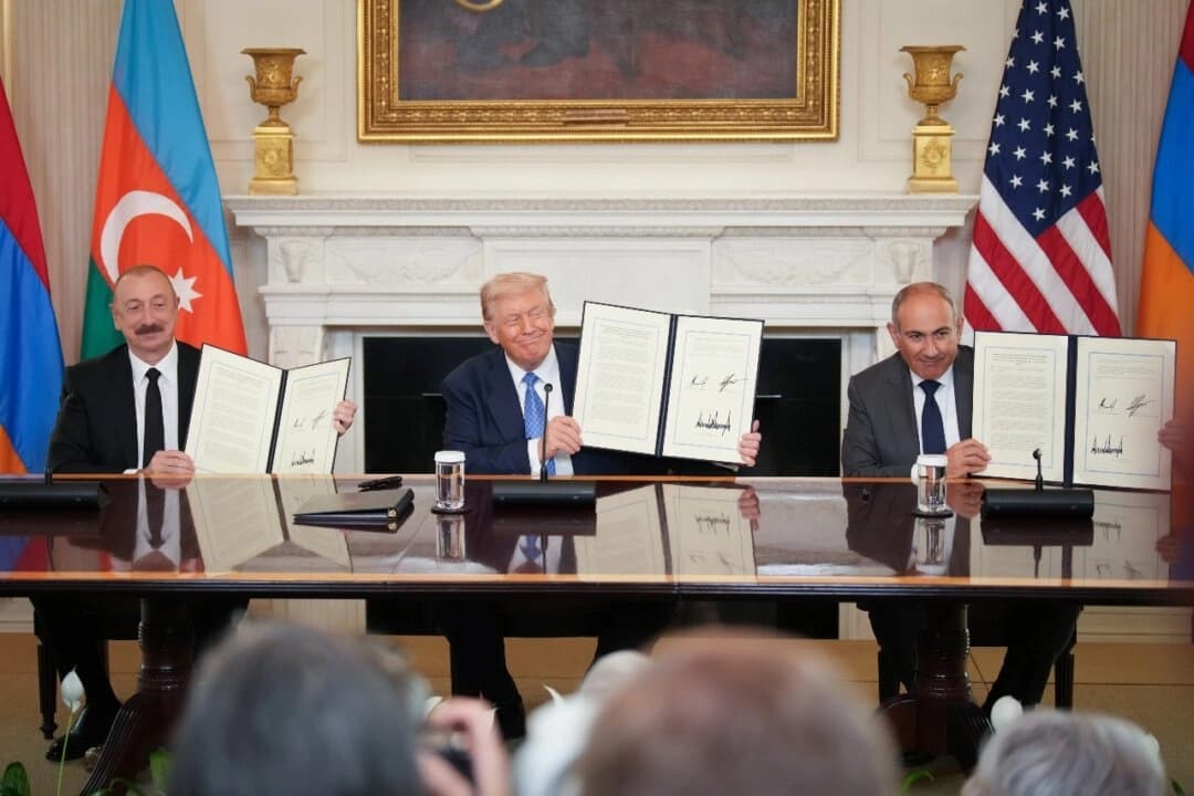 El presidente de EE. UU., Donald Trump (centro), el presidente de Azerbaiyán, Ilham Aliyev (izquierda), y el primer ministro de Armenia, Nikol Pashinyan (derecha), sostienen un acuerdo firmado durante una ceremonia celebrada en el Salón Este de la Casa Blanca el 8 de agosto de 2025. (Andrew Harnik/Getty Images)
