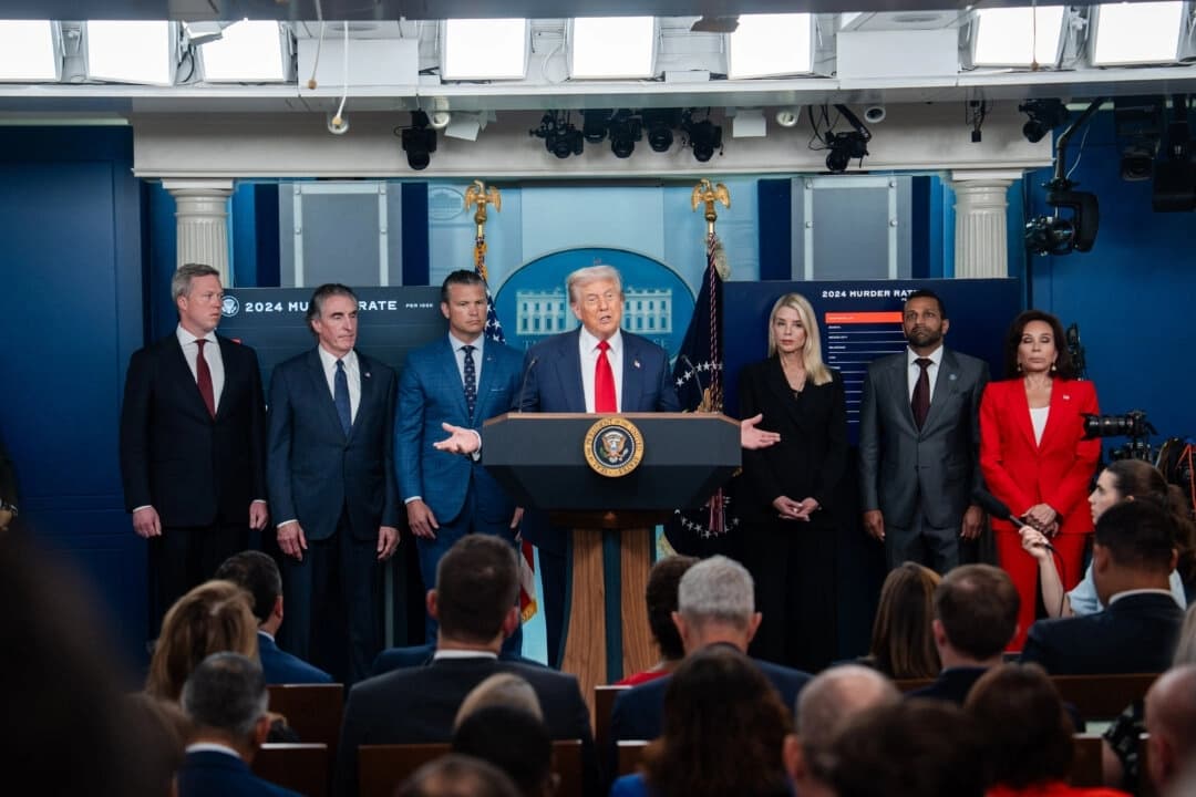 El presidente Donald Trump (C) y (de izquierda a derecha) el secretario del Ejército Dan Driscoll, el secretario del Interior Doug Burgum, el secretario de Defensa Pete Hegseth, la fiscal general Pam Bondi, el director del FBI Kash Patel y la fiscal del Distrito de Columbia Jeanine Pirro durante una rueda de prensa en la Casa Blanca en Washington el 11 de agosto de 2025. (Madalina Kilroy/The Epoch Times)