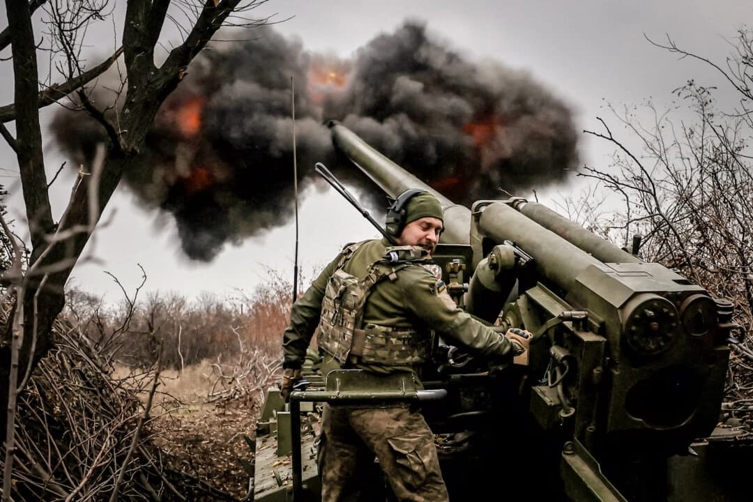 Un soldado de la 24.ª Brigada Mecanizada de Ucrania dispara un obús contra las fuerzas rusas cerca de Chasiv Yar, Ucrania, el 18 de noviembre de 2024. El presidente Donald. (Oleg Petrasiuk/24.ª Brigada Mecanizada Independiente Rey Danylo de las Fuerzas Armadas de Ucrania/Foto de archivo/Distribuida por Reuters)