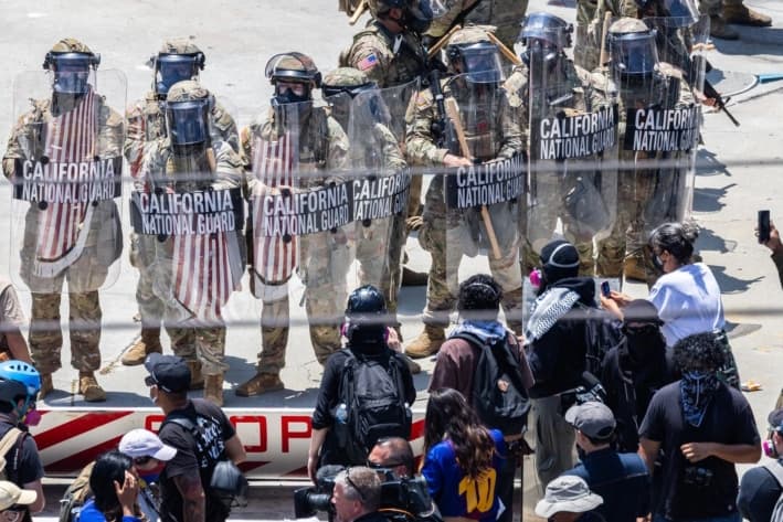 Manifestantes contra el ICE se enfrentan a agentes federales y miembros de la Guardia Nacional de California en Los Ángeles, el 8 de junio de 2025. (John Fredricks/The Epoch Times)