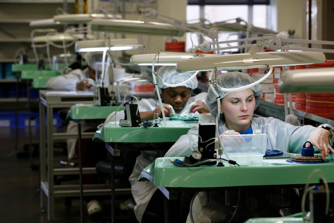 Trabajadores montan relojes en una fábrica de Detroit, Míchigan, el 4 de enero de 2017. (Jeff Kowalsky/AFP a través de Getty Images).