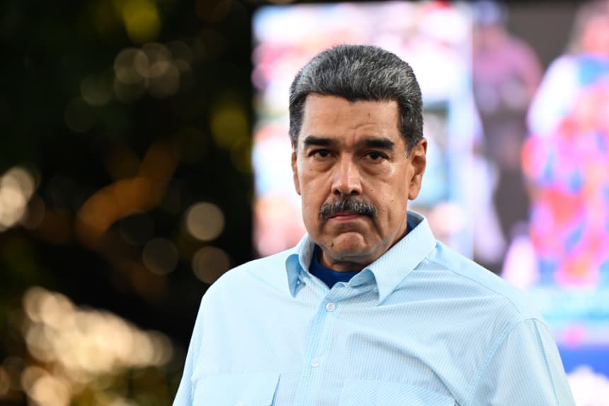El presidente en funciones de Venezuela, Nicolás Maduro, observa al frente durante la 'Gran Marcha Mundial por la Paz' en apoyo al presidente Maduro, el 17 de agosto de 2024 en Caracas, Venezuela. (Alfredo Lasry R/Getty Images)