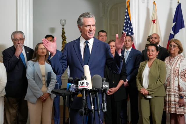 Acompañado por legisladores de California y Texas, el gobernador de California, Gavin Newsom (C), habla sobre la iniciativa para convocar elecciones especiales con el fin de redefinir los distritos electorales del Congreso de California, durante una rueda de prensa en Sacramento, California, el 8 de agosto de 2025. (Rich Pedroncelli/AP Photo).