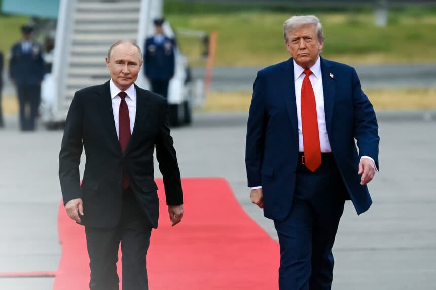 El presidente de los Estados Unidos, Donald Trump, y el presidente de Rusia, Vladimir Putin, caminan por la pista de aterrizaje tras llegar a la Base Conjunta Elmendorf-Richardson en Anchorage, Alaska, el 15 de agosto de 2025. (Andrew Caballero-Reynolds/AFP a través de Getty Images).