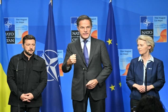 El presidente de Ucrania, Volodímir Zelenski (izq.), el secretario general de la OTAN, Mark Rutte, y la presidenta de la Comisión Europea, Ursula Von der Leyen, se dirigen a la prensa durante una cumbre de la OTAN en La Haya, el 24 de junio de 2025. (Nicolas Tucat/AFP vía Getty Images)