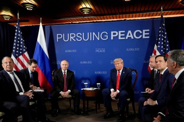 El presidente Donald Trump se reúne con el presidente ruso Vladimir Putin el viernes 15 de agosto de 2025 en la Base Conjunta Elmendorf-Richardson, Alaska. A la izquierda, el ministro de Asuntos Exteriores ruso, Serguéi Lavrov, y el segundo desde la derecha, el secretario de Estado, Marco Rubio. (Foto AP/Julia Demaree Nikhinson)