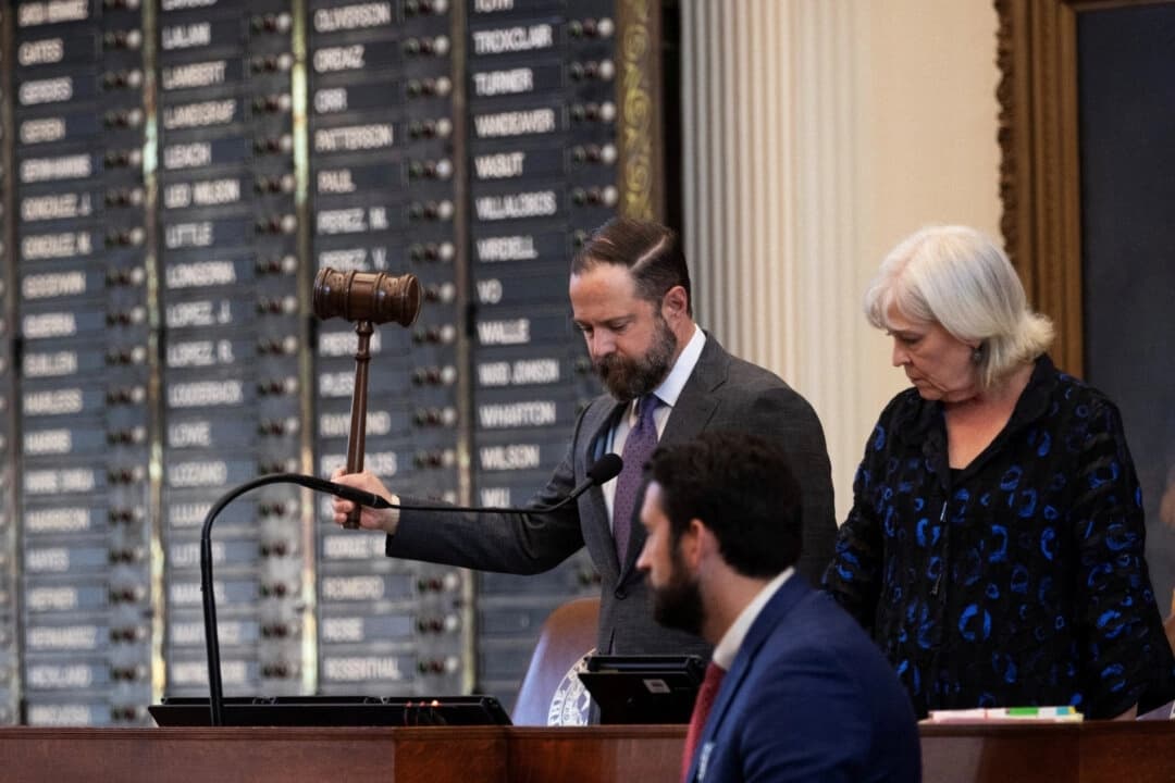 El presidente de la Cámara de Representantes de Texas, Dustin Burrows, da inicio a la cuarta jornada sin quórum, después de que los legisladores demócratas abandonaran el estado para impedir que los republicanos redefinieran los 38 distritos electorales del estado, en el Capitolio de Texas, en Austin, Texas, el 7 de agosto de 2025. (REUTERS/Nuri Vallbona/Foto de archivo)