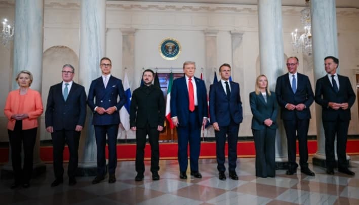 (De izq. a der.) La presidenta de la Comisión Europea, Ursula von der Leyen; el primer ministro británico, Keir Starmer; el presidente finlandés, Alexander Stubb; el presidente ucraniano, Volodímir Zelenski; el presidente estadounidense, Donald Trump; el presidente francés, Emmanuel Macron; la primera ministra italiana, Giorgia Meloni; el canciller alemán, Friedrich Merz; y el secretario general de la OTAN, Mark Rutte, posan para una foto familiar en el Cross Hall de la Casa Blanca, el 18 de agosto de 2025. (Andrew Caballero-Reynolds/AFP vía Getty Images)