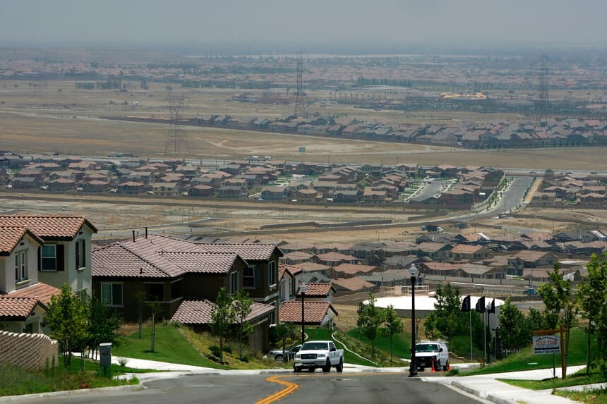 Un nuevo proyecto inmobiliario con una panorámica del paisaje rural del condado de San Bernardino, cerca de Rancho Cucamonga, California, el 11 de julio de 2007. (David McNew/Getty Images).