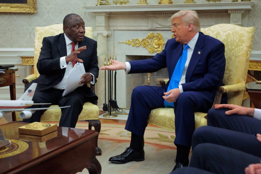 El presidente de los Estados Unidos, Donald Trump, y el presidente de Sudáfrica, Cyril Ramaphosa, en el Despacho Oval de la Casa Blanca el 21 de mayo de 2025. (Chip Somodevilla/Getty Images).