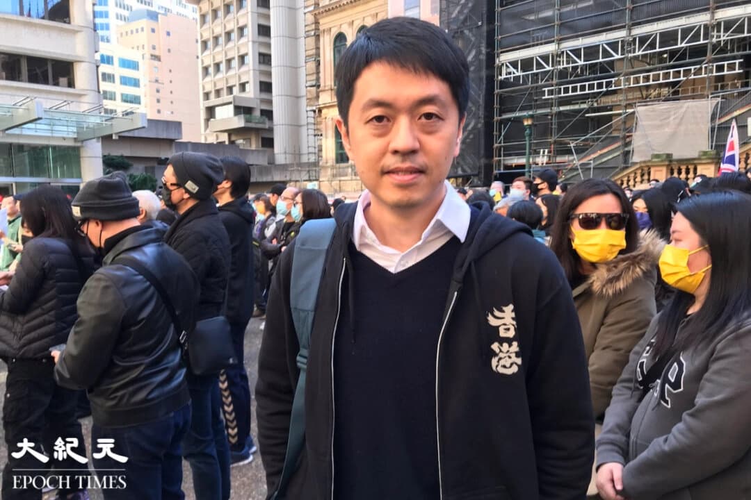 Ted Hui, el exconcejal de Hong Kong al que se le concedió asilo en Australia, aparece en una manifestación en Sídney. (Huang Jiachuan/The Epoch Times).