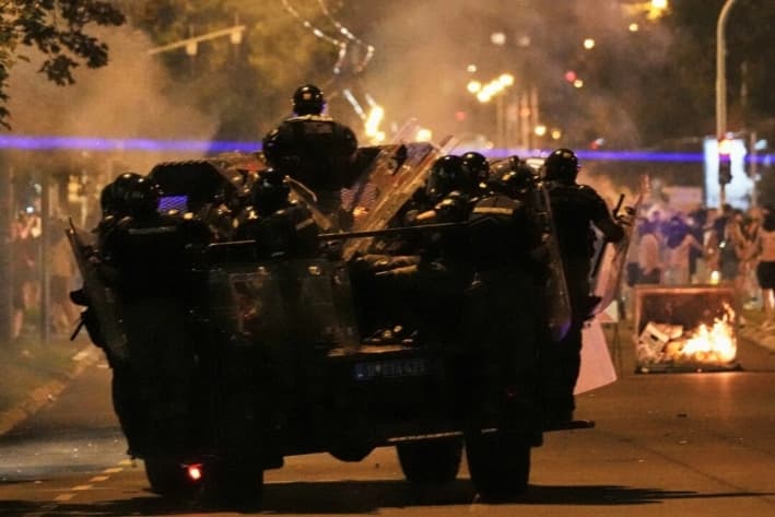 Agentes de la gendarmería serbia persiguen a manifestantes durante una protesta antigubernamental en Belgrado, Serbia, el 18 de agosto de 2025. (Darko Vojinovic/AP)