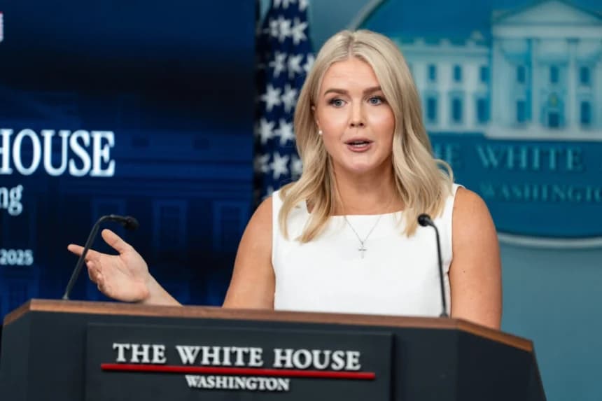 La secretaria de prensa de la Casa Blanca, Karoline Leavitt, habla durante una rueda de prensa en la Casa Blanca el 19 de agosto de 2025. (Madalina Kilroy/The Epoch Times)