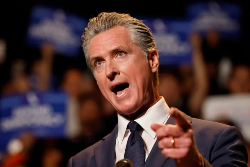 El gobernador de California, Gavin Newsom, habla sobre la Ley de Respuesta al Fraude Electoral en una conferencia de prensa en el Democracy Center, del Museo Nacional Japonesa Americana en Los Ángeles, el 14 de agosto de 2025. (Mario Tama/Getty Images)