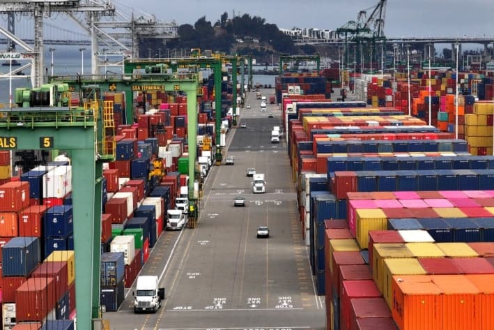 Contenedores de envío apilados en el puerto de Oakland, California, el 1 de agosto de 2025. (Justin Sullivan/Getty Images)