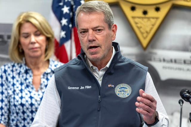El gobernador de Nebraska, Jim Pillen, habla durante una rueda de prensa en la oficina del sheriff del condado de Douglas, en Omaha (Nebraska), el 27 de abril de 2024. (Chris Machian/Omaha World-Herald vía AP)