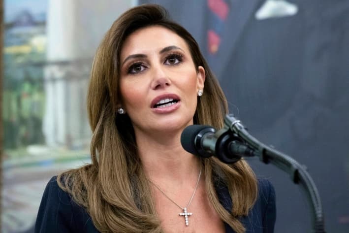 Alina Habba habla después de ser juramentada como fiscal federal interina para Nueva Jersey, en la Oficina Oval de la Casa Blanca, el 28 de marzo de 2025. (Pool vía AP)