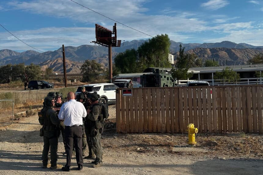 Los detectives del sheriff arrestaron a Jake y Rebecca Haro en su casa de Cabazon, California, el 22 de agosto de 2025. (Departamento del Sheriff del condado de San Bernardino).