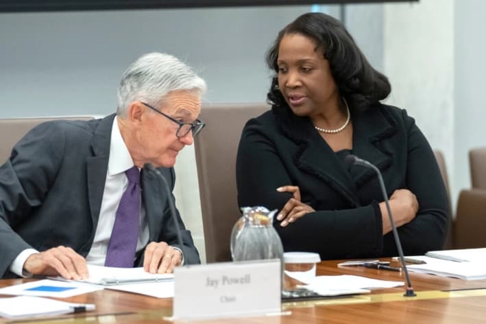 Lisa Cook, miembro de la Junta de Gobernadores de la Reserva Federal, conversa con el presidente Jerome Powell antes de una reunión abierta de la Junta de Gobernadores, en Washington, el 25 de junio de 2025. (Mark Schiefelbein/AP Photo)