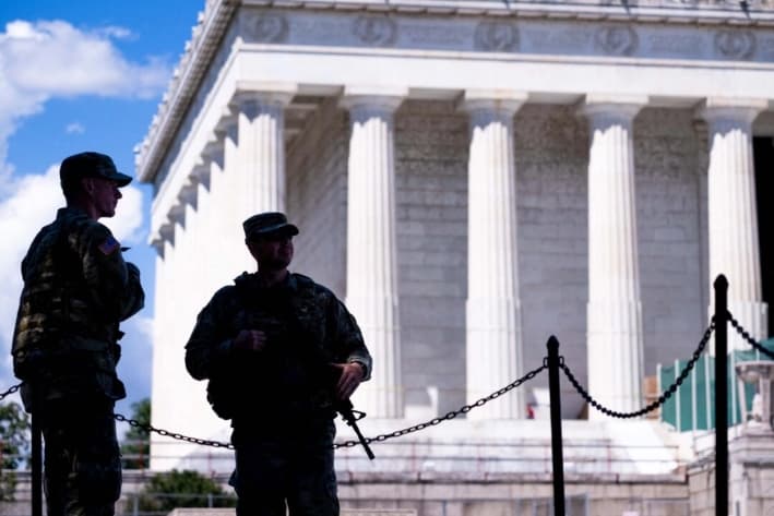 Miembros armados de la Guardia Nacional patrullan el National Mall, cerca del Monumento a Washington, el 26 de agosto de 2025. (Saul Loeb/AFP vía Getty Images)